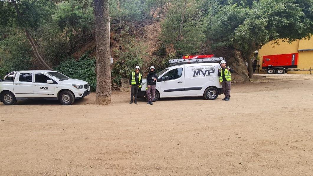 Equipo MVP en terreno con vehículo de trabajo