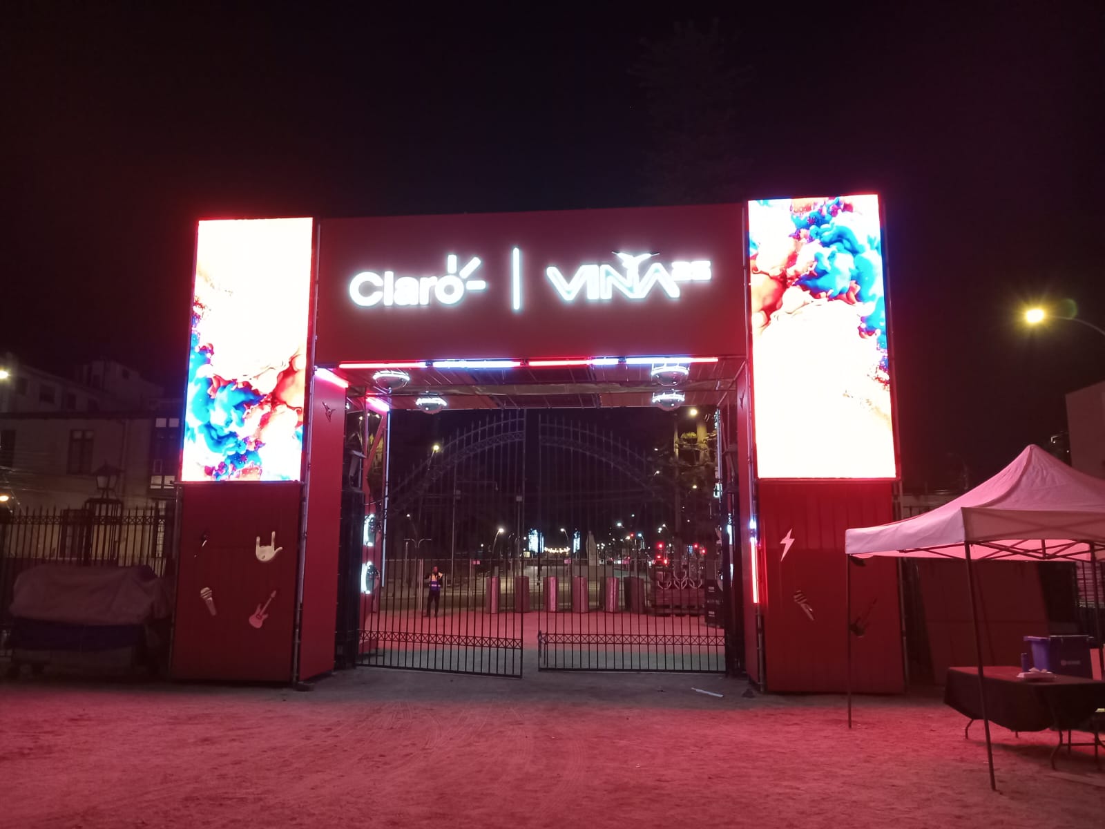 Fachada LED Claro Viña
